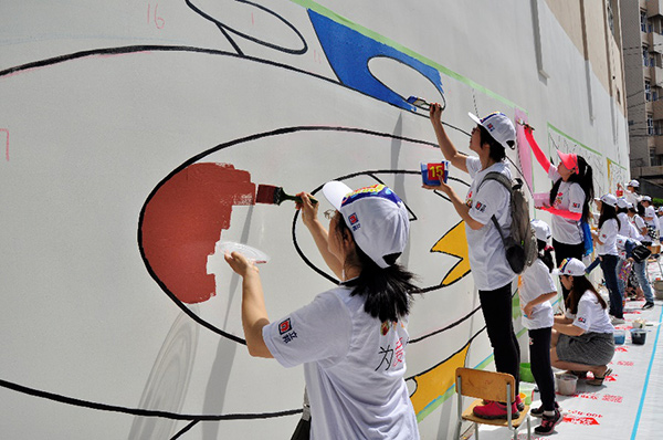 立邦攜手公益伙伴們開展“人生萬花筒”社區(qū)美化百米墻繪活動 